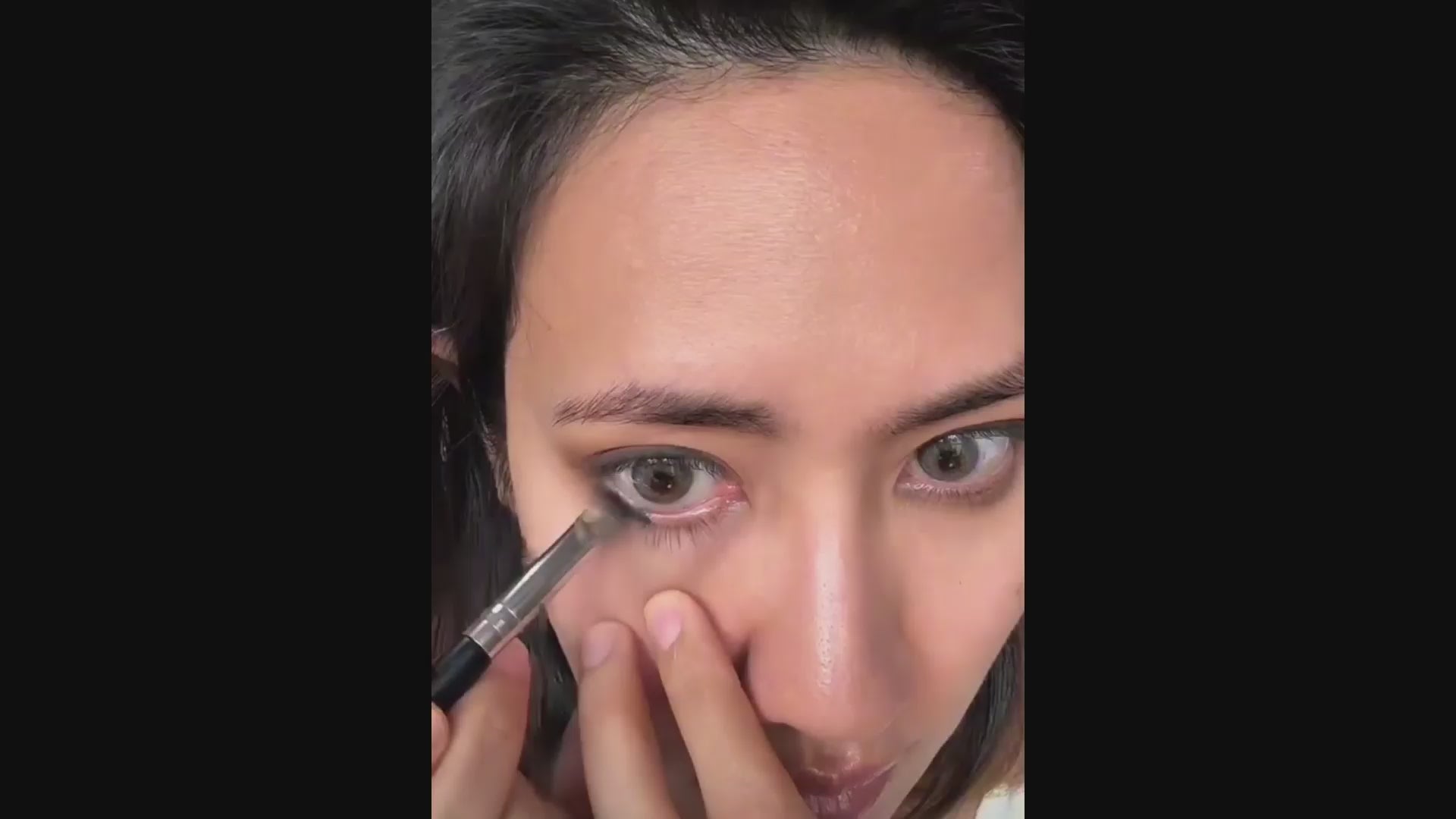 model putting on makeup with hidrotone graphite